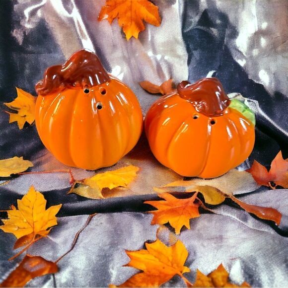 Set of 2 Pumpkin l Salt & Pepper Shakers l Fall l Home, Kitchen Accessories EUC - Picture 1 of 7